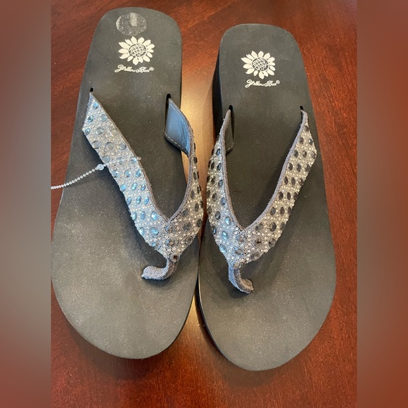 NWOT Yellow Box Platform Flip Flops with Silver Accents 11M - Picture 1 of 8